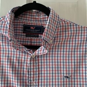 Men’s Vineyard Vines slim-fit Whale plaid button-down shirt, size Small.
